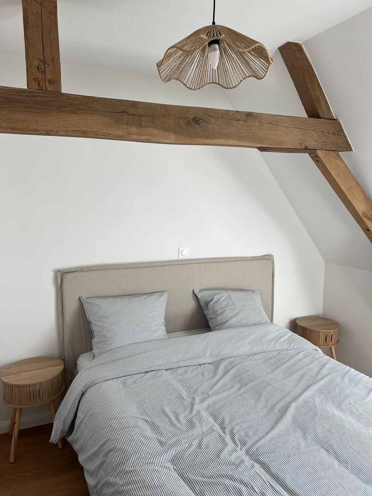 Suite principale — lit king size sous les poutres