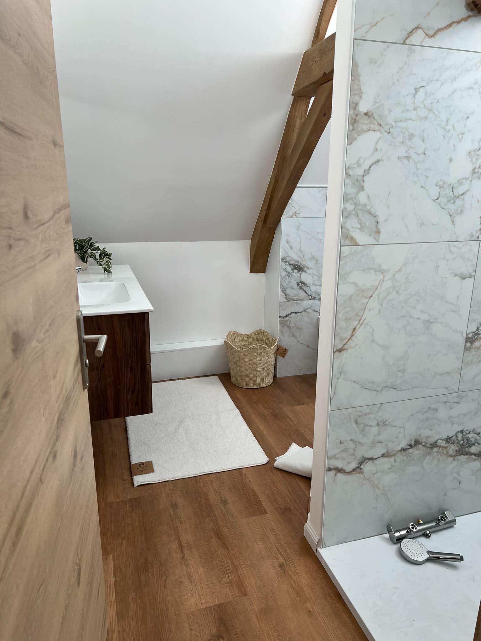 Salle d'eau marbre et bois